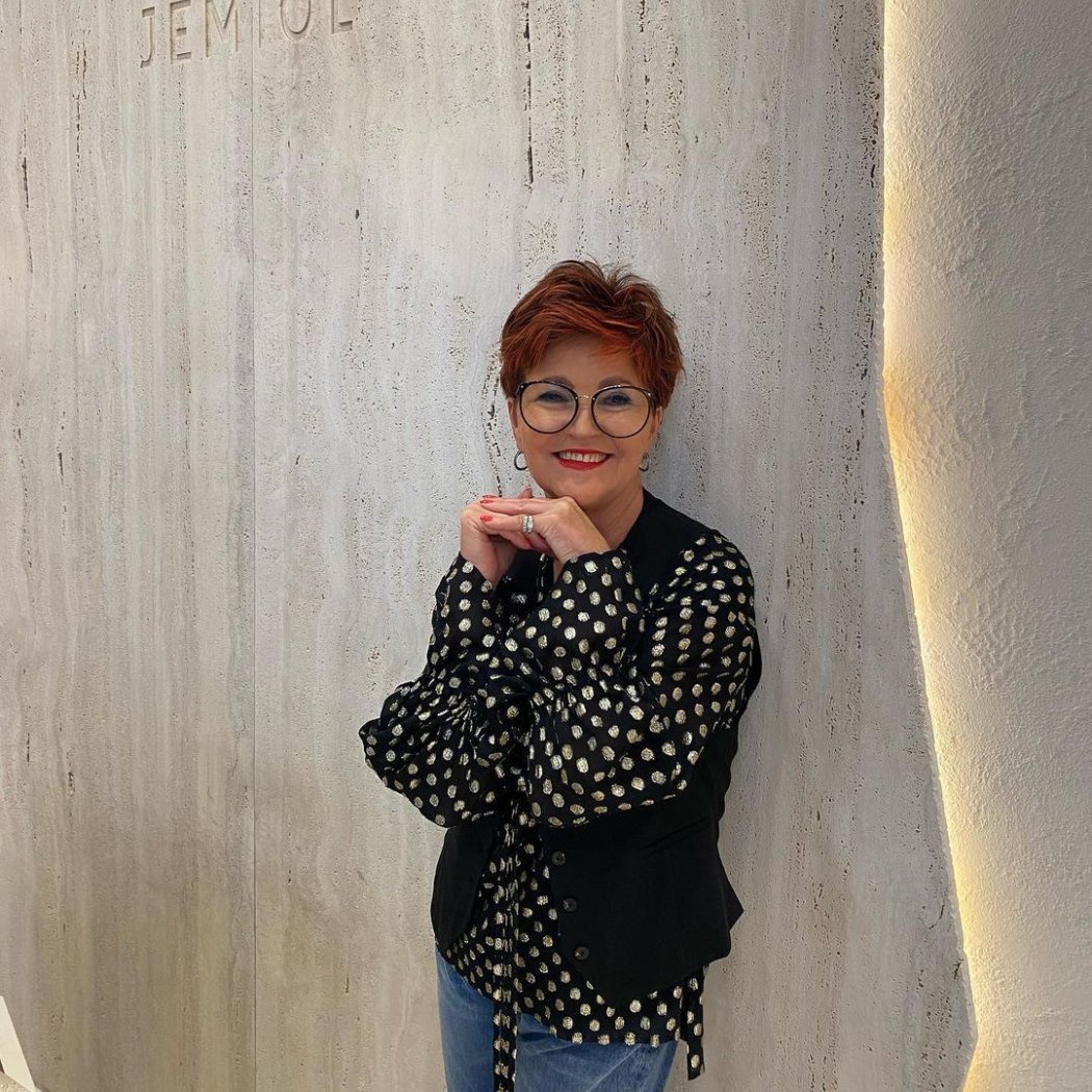 Jolanta Kwaśniewska w koszuli, którą będziesz chciała nosić do biura